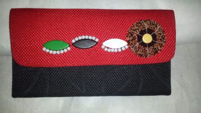 POCHETTE DU KENYA ROUGE NOIRE AVEC PERLE